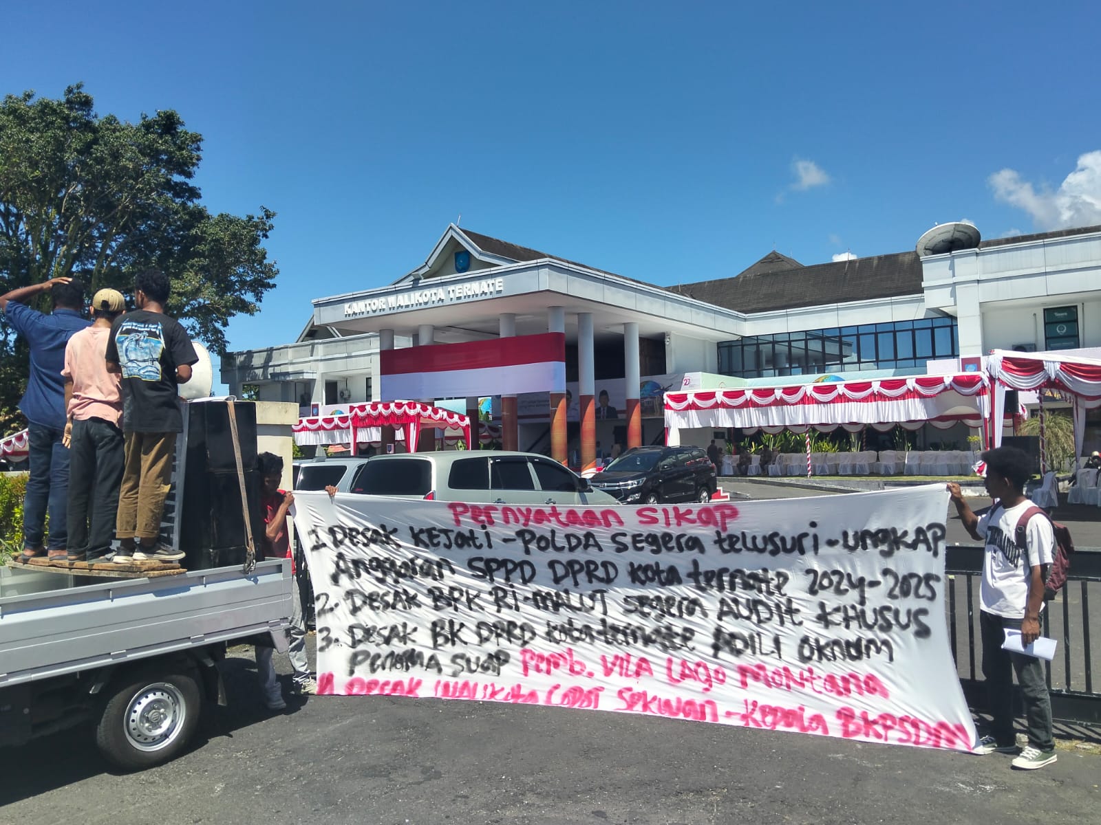 Massa FBAK Dobrak DPRD Ternate: SPPD Fiktif Rp26 Miliar & Suap Villa Danau Kian Mencuat!