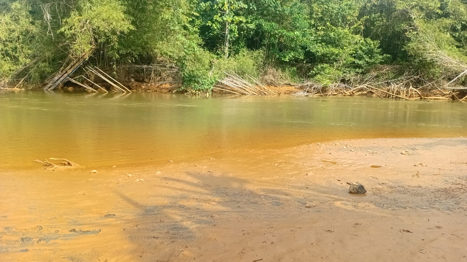 Diduga Tercemar Aktivitas Tambang, Air Sungai Maba Sangaji Berubah Warna