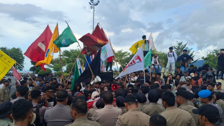 Protes Keras Pedagang dan Mahasiswa di Ternate: Sayur Busuk Dibuang ke Kantor Wali Kota Saat May Day
