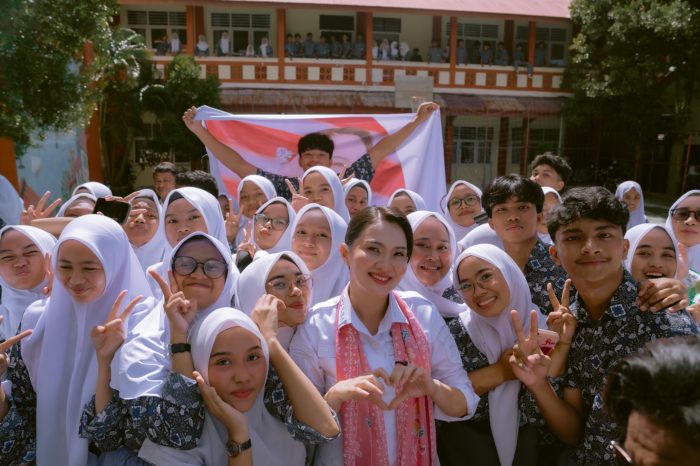 Gubernur Sherly Ajak Orang Tua Dampingi Anak di Hari Pertama Sekolah