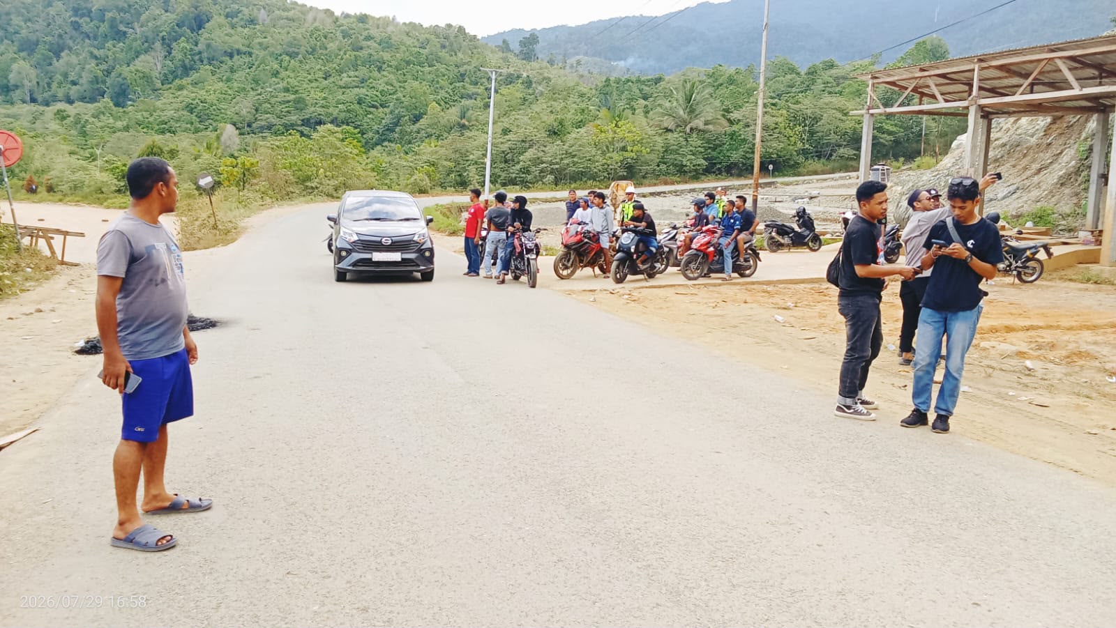 Pemuda Maba Palang Jalan, Protes Proses AMDAL PT Feni yang Dinilai Tak Transparan
