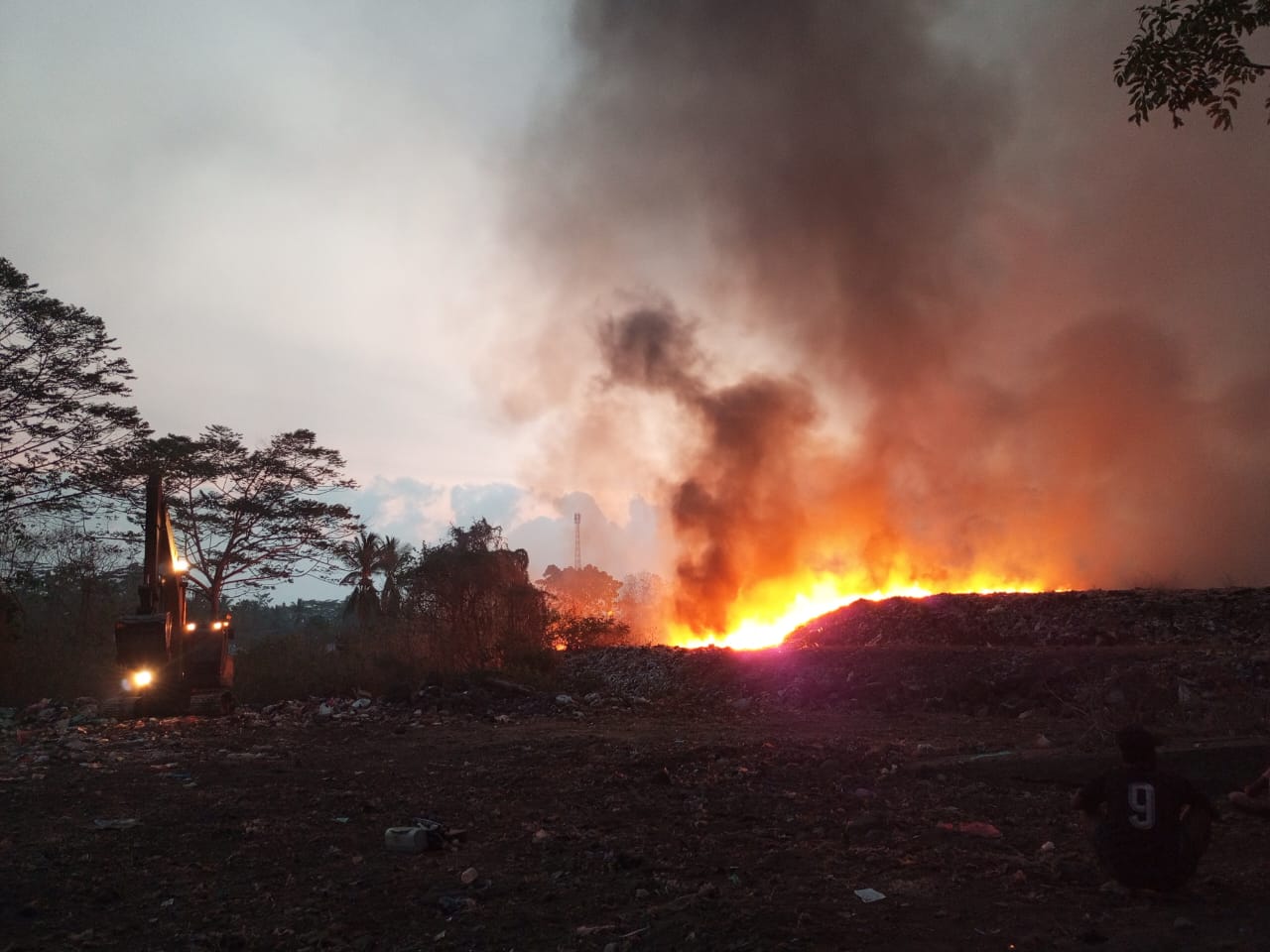 Walhi Soroti Dampak Kesehatan Kebakaran TPA Takome, Desak Pemantauan Udara dan Evaluasi Pengelolaan Sampah
